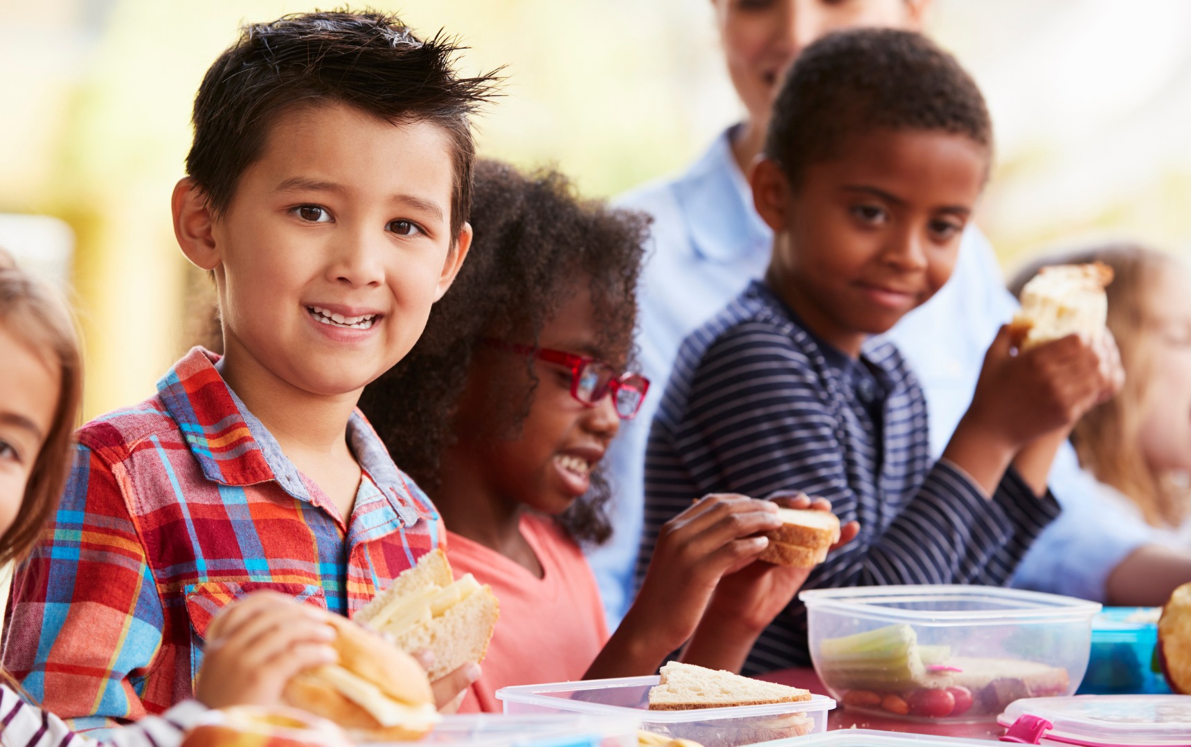 Kids eating lunch